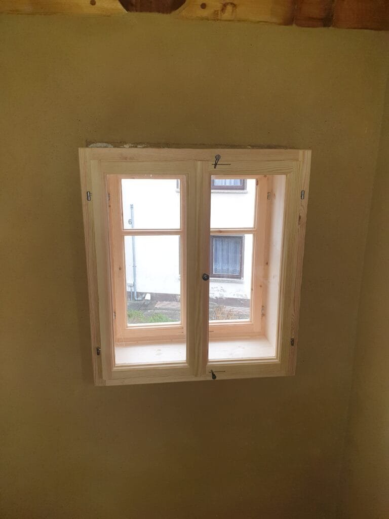Holzfenster im sanierten Fachwerkhaus -Innenansicht