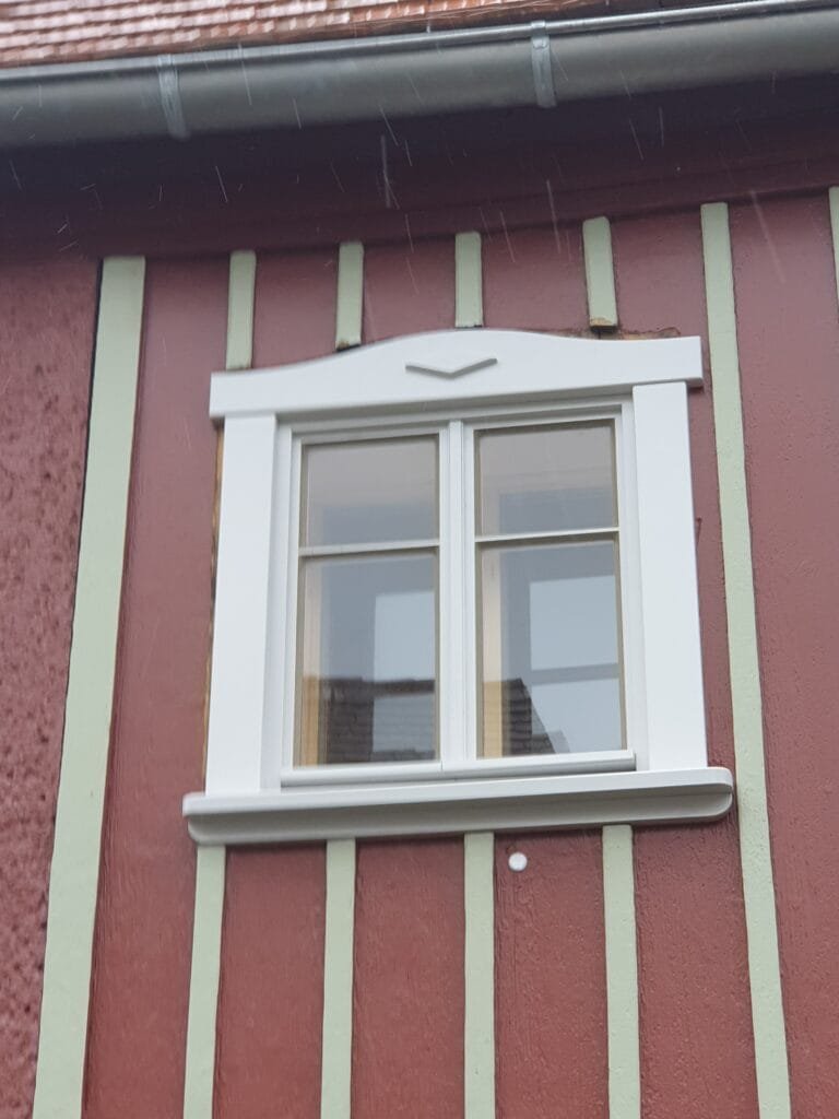 Holzfenster im sanierten Fachwerkhaus -Außenansicht